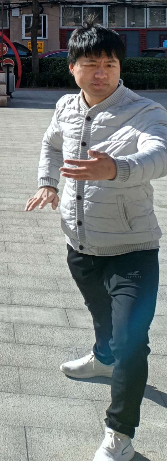 鹤群何志强的资料图